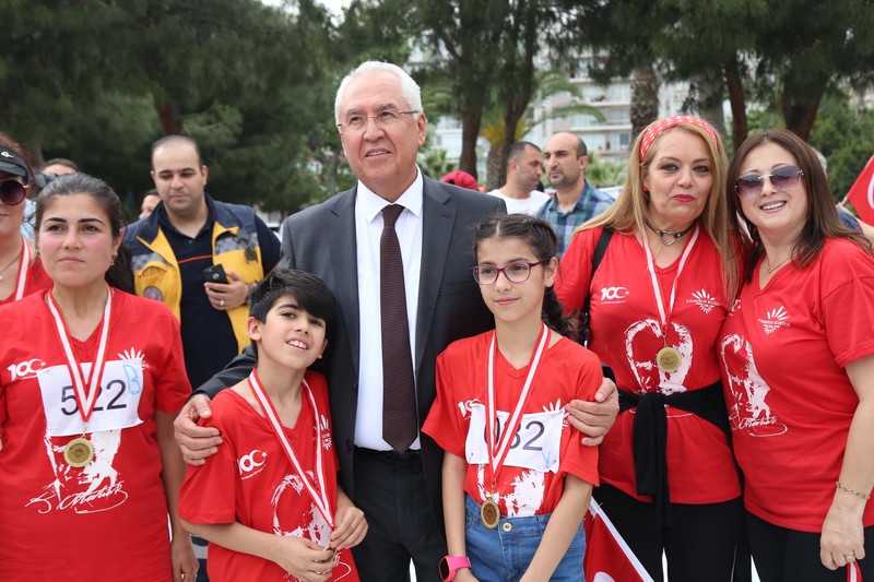 İzmirliler 7’den 70’e “Cumhuriyet” için koştu