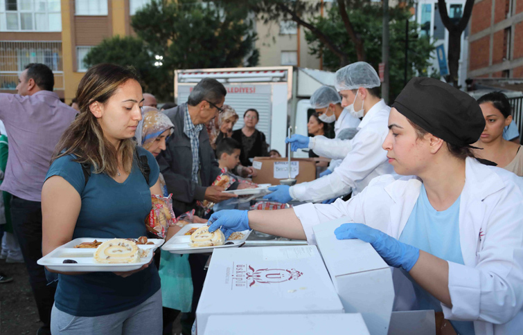 Bayraklı’da binler iftar sofralarında buluşuyor