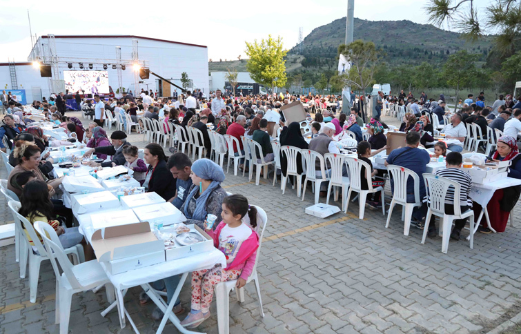 Bayraklı’da binler iftar sofralarında buluşuyor