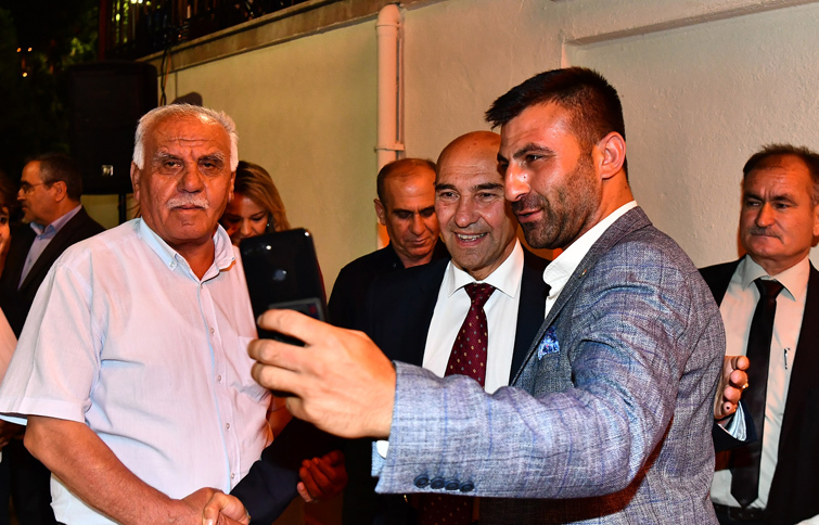 Başkan Soyer, "Mahallelerimizin ihtiyaçları anında çözülecek"