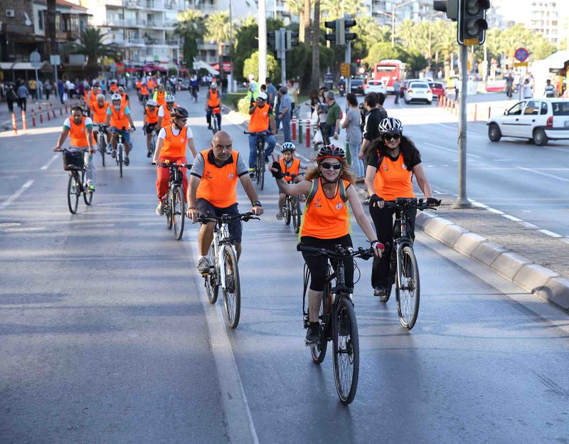 Bisiklet tutkunları Karşıyaka'da buluşuyor