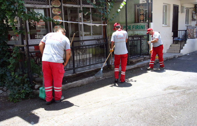 Bayraklı'nın sokakları pırıl pırıl