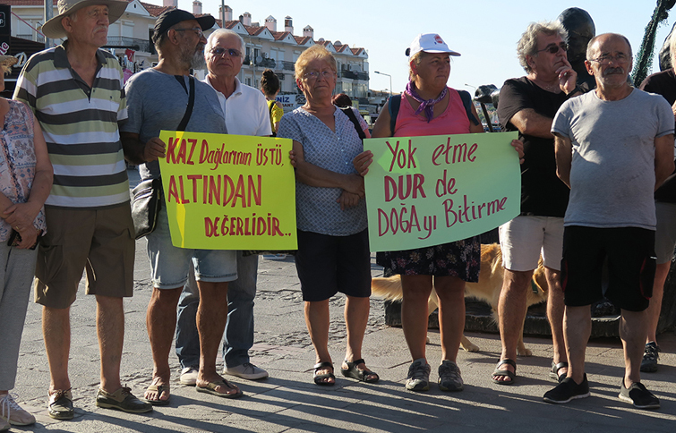Çevre katliamları Foça’da protesto edildi