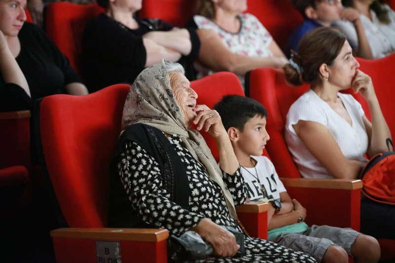 Yaka Gençlik Tiyatrosu Gülmekten Kırdı Geçirdi