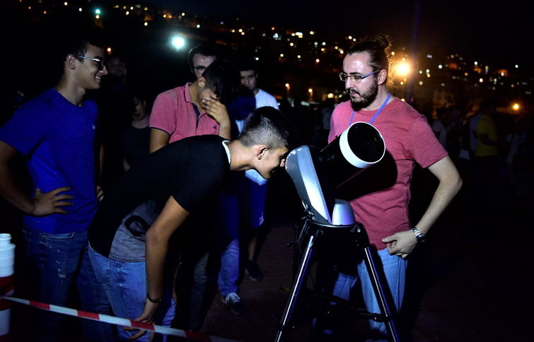 Minderini al, gökyüzünü incelemeye gel