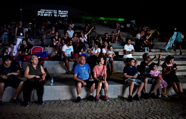 Minderini al, gökyüzünü incelemeye gel