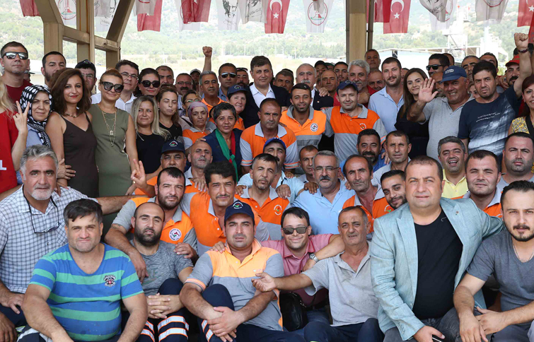 Başkan Tugay ve işçilerden ‘toplu sözleşme’ halayı