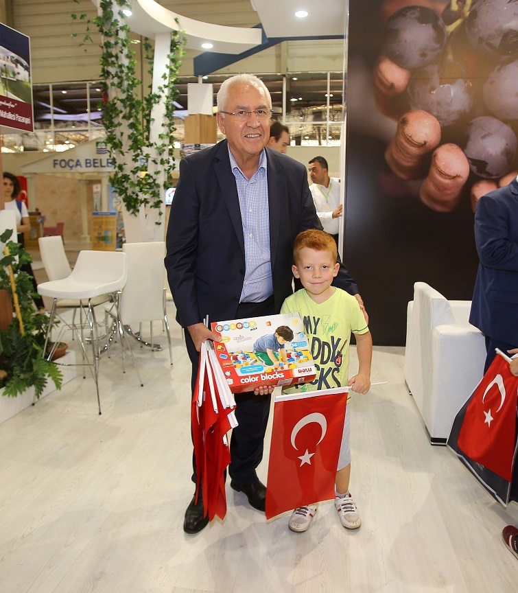 Bayrak dağıttı, Kavacık’a davet etti