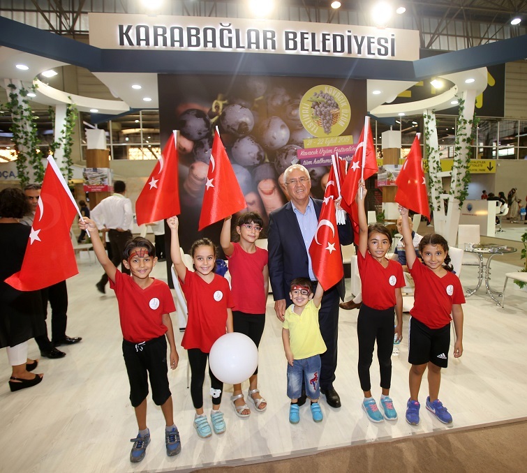 Bayrak dağıttı, Kavacık’a davet etti