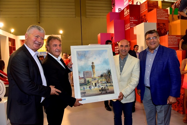 İduğ, Soyer'e saat kulesinin resmini hediye etti