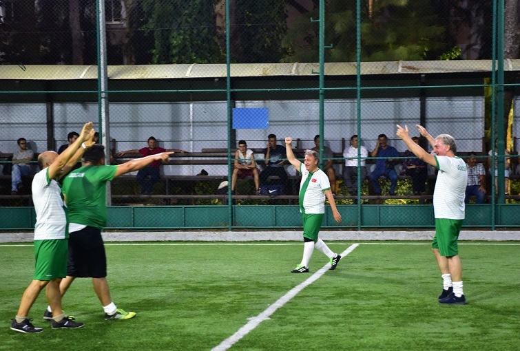 Meclisteki uyum halı sahalara taşındı