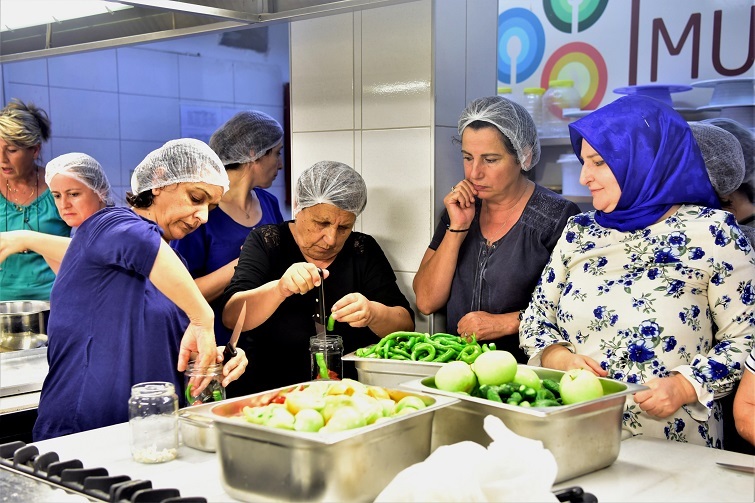 Bornovalı kadınlar kışa hazırlanıyor