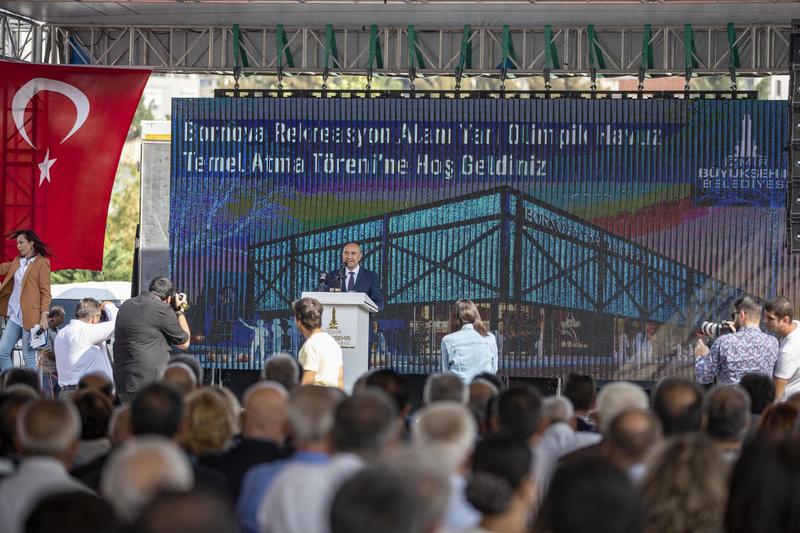 Tunç Soyer bir yüzme havuzunun temelini attı ikincisinin de sözünü verdi