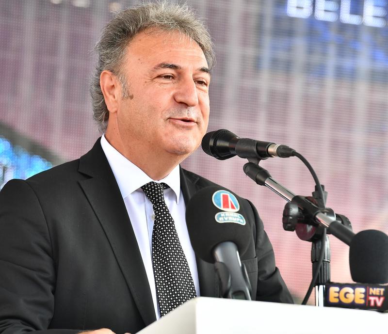 Tunç Soyer bir yüzme havuzunun temelini attı ikincisinin de sözünü verdi