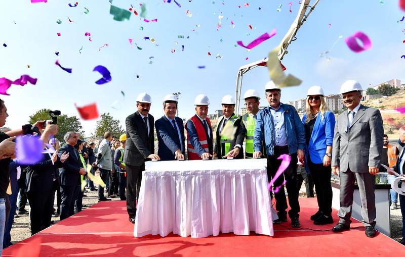 Tunç Soyer bir yüzme havuzunun temelini attı ikincisinin de sözünü verdi
