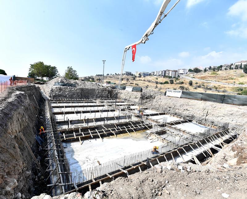 Tunç Soyer bir yüzme havuzunun temelini attı ikincisinin de sözünü verdi