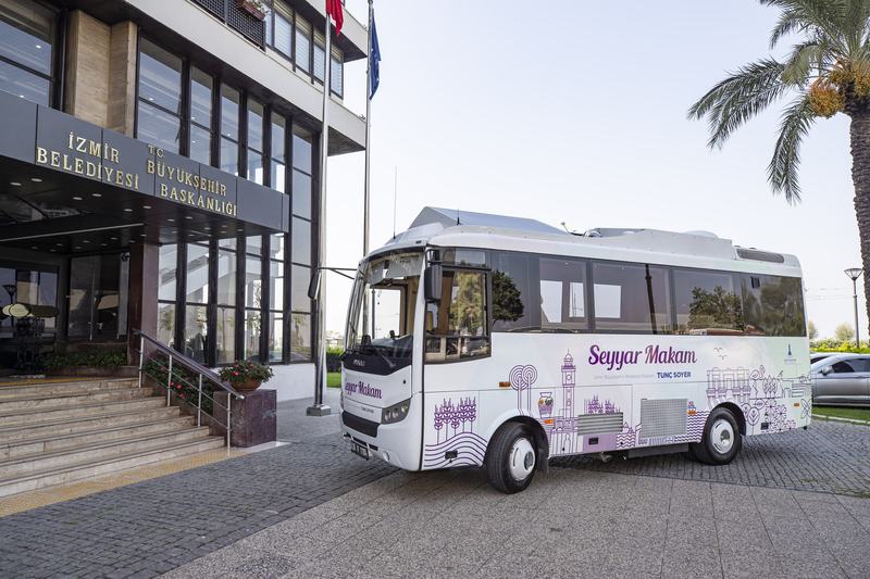 Başkan Tunç Soyer makam odasını minibüse yükledi, mahallelinin ayağına getirdi