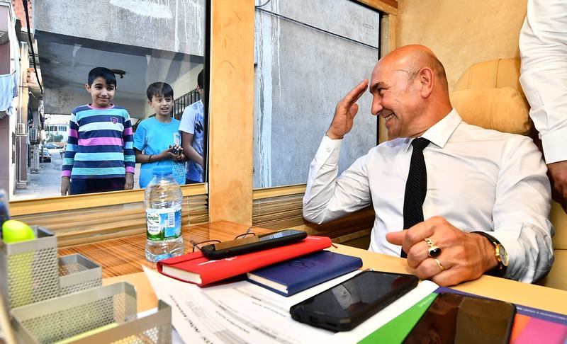 Başkan Tunç Soyer makam odasını minibüse yükledi, mahallelinin ayağına getirdi