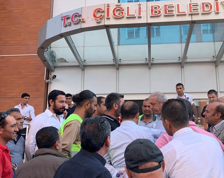 Çiğli Belediyesi'nde işçilerden maaş eylemi