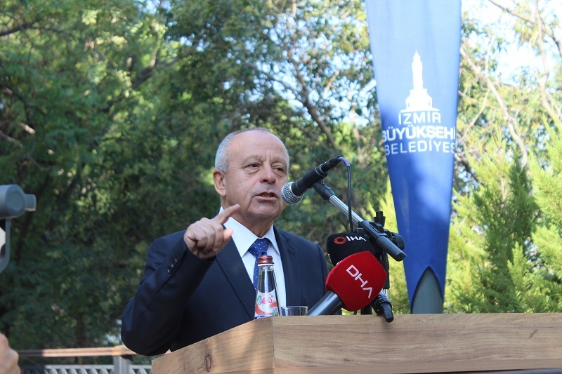 İzmir'in 'duvarları olmayan' dijital kütüphanesi açıldı