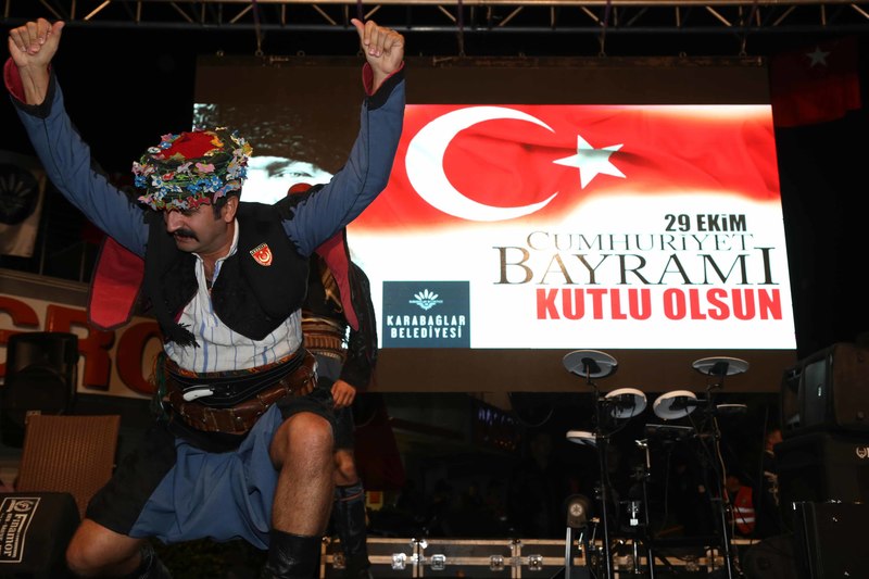 Karabağlar'da coşkulu Cumhuriyet Korteji