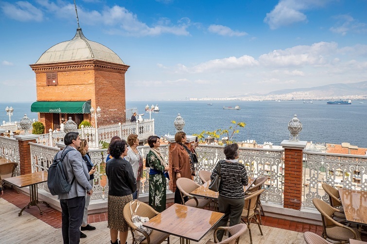 CHP’li başkan eşleri “kadın” gündemiyle toplandı