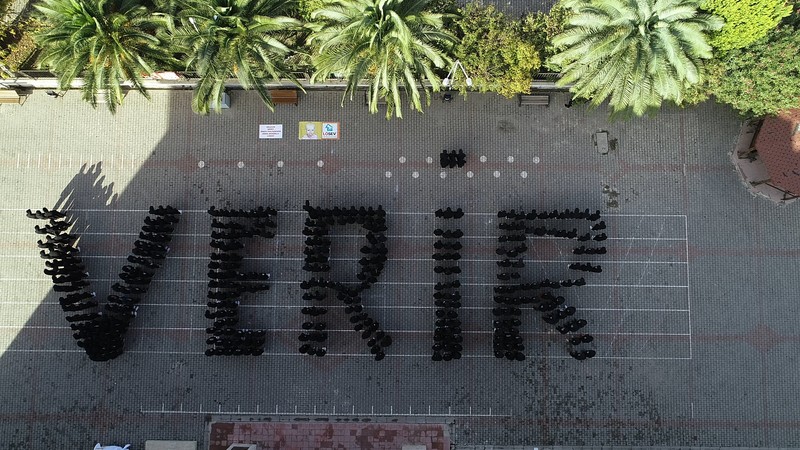 450 öğrenci bir araya geldi, "LÖSEV hayat verir" yazdı