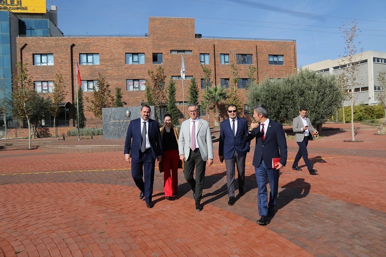 Gaziemir Belediye Başkanı Halil Arda, Dokuz Eylül Koleji’ni ziyaret etti