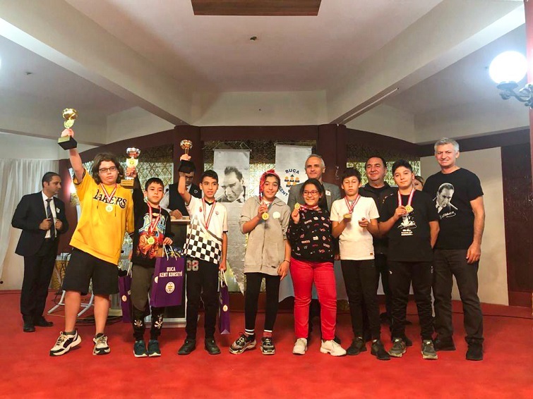 Bucalı genç sporcular Ata’yı satrançla andı