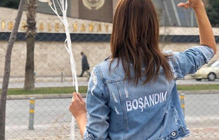 3,5 yıl sonra eşinden boşanmasını bando eşliğinde kutladı