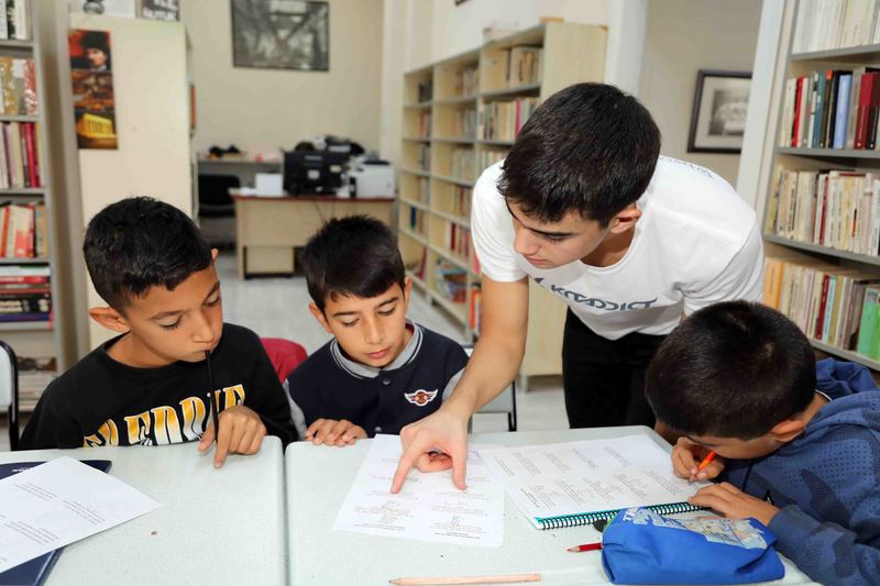 Liseli öğrenciler Bayraklı'da matematik öğretiyor