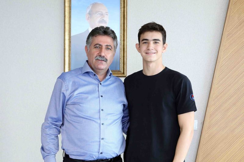 Liseli öğrenciler Bayraklı'da matematik öğretiyor