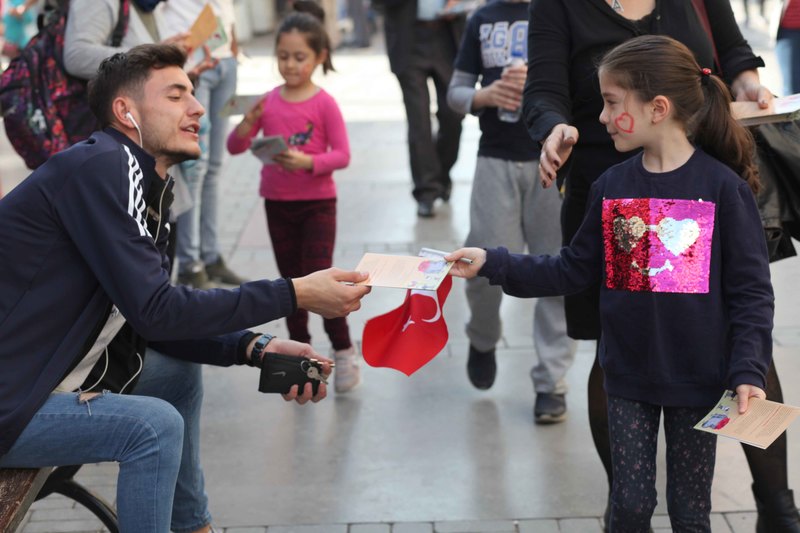 Bayraklılı çocuklar 'hakları' için yürüdü