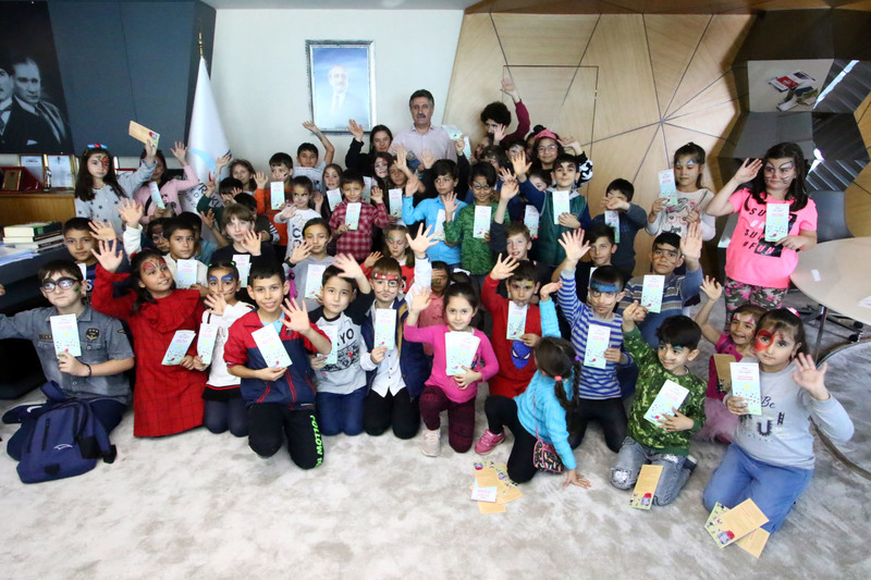 Bayraklılı çocuklar 'hakları' için yürüdü