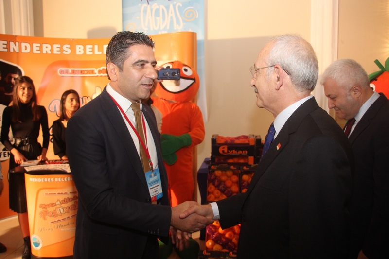 Kılıçdaroğlu, Menderes standını ziyaret etti