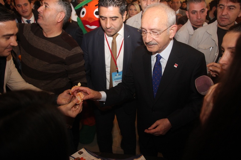 Kılıçdaroğlu, Menderes standını ziyaret etti