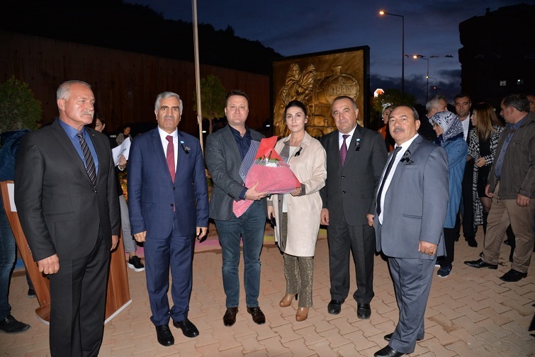 Ahıska Türkleri Sürgün Anıtı” Menemen’de açıldı