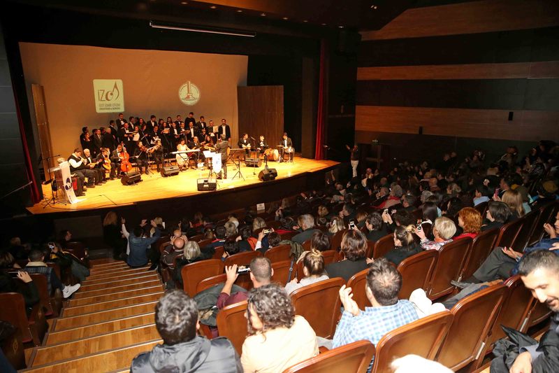 40 kişilik otizm korosu anneler için söyledi