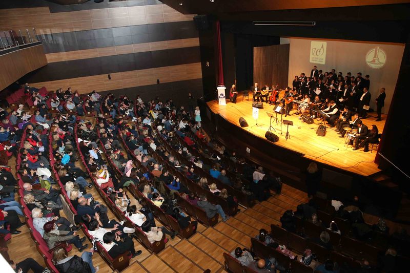 40 kişilik otizm korosu anneler için söyledi