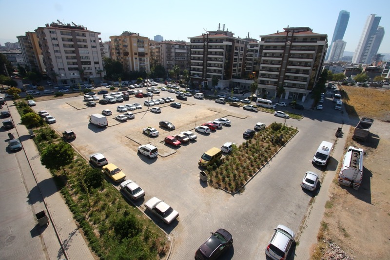 Bayraklı'da parklar yenileniyor, yeşil alanlar düzenleniyor