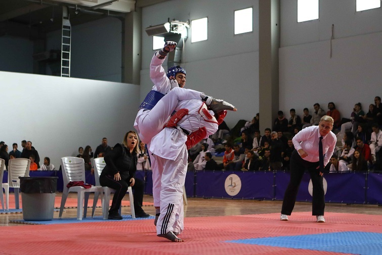 Bayraklıda tekvando şöleni