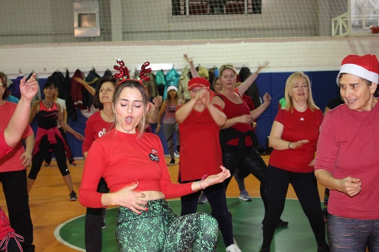 Karşıyakalı kadınlardan yılbaşı zumbası!