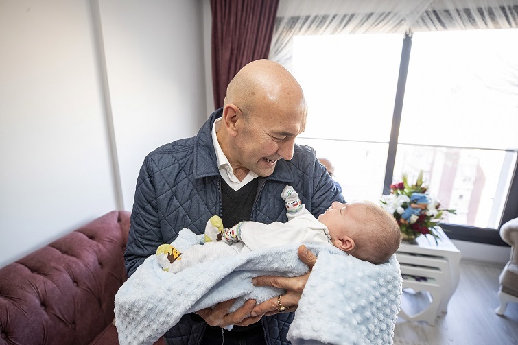 İzmirli bebeklere belediyeden 'Hoş Geldin Bebek' paketi