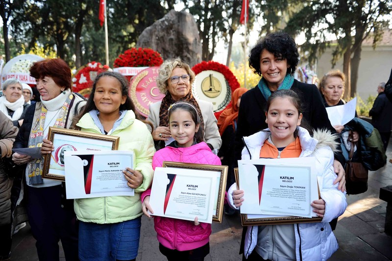 Zübeyde Hanım, İzmir'deki mezarı başında anıldı