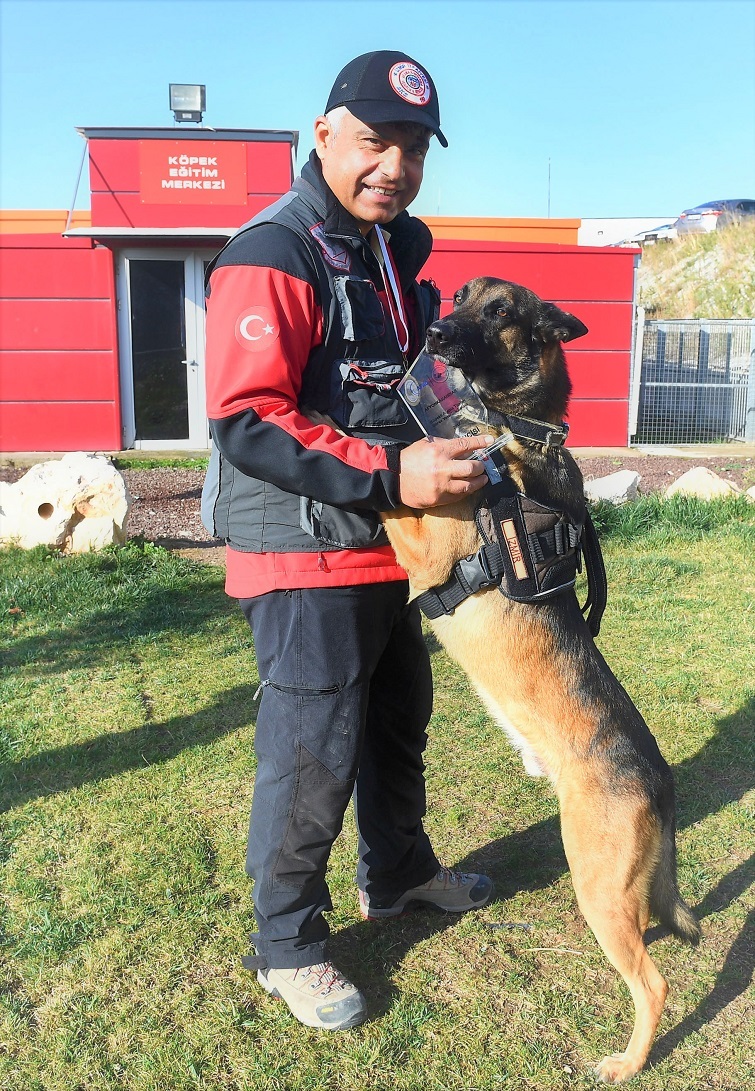 İtfaiyenin arama köpekleri hayat kurtarıyor