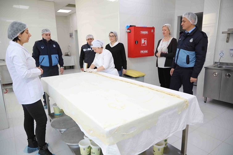 Bayraklı zabıtasından, gıda mühendisiyle hijyen denetimi