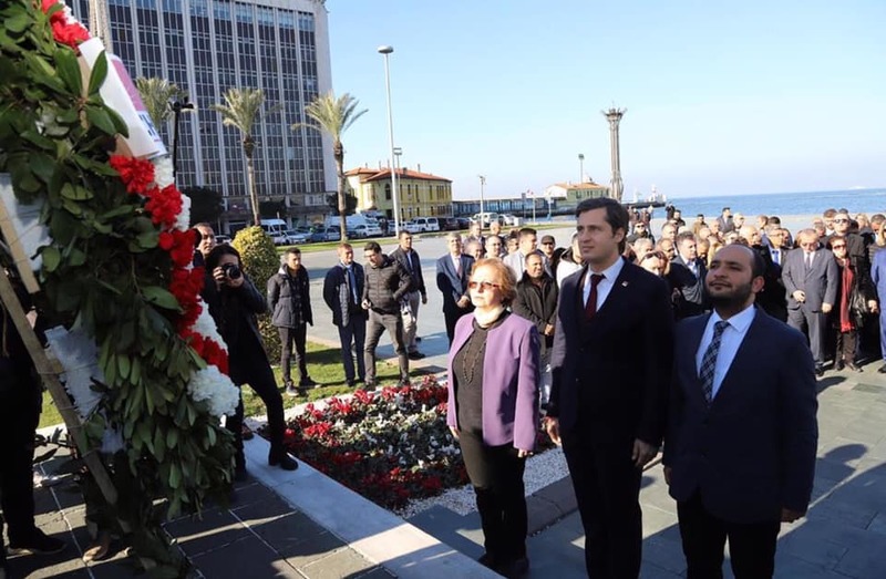 CHP İzmir İl Başkanı Deniz Yücel mazbatasını aldı