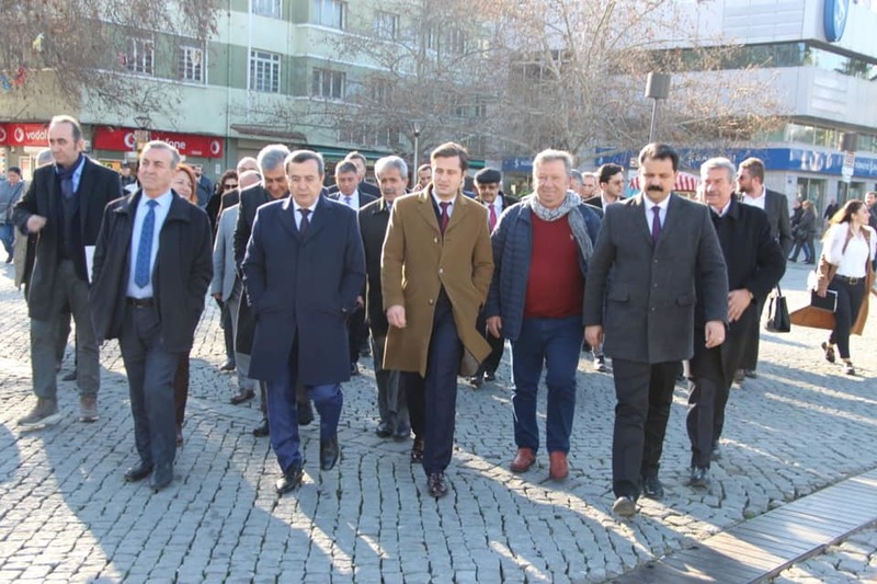 CHP İzmir İl Başkanı Deniz Yücel mazbatasını aldı