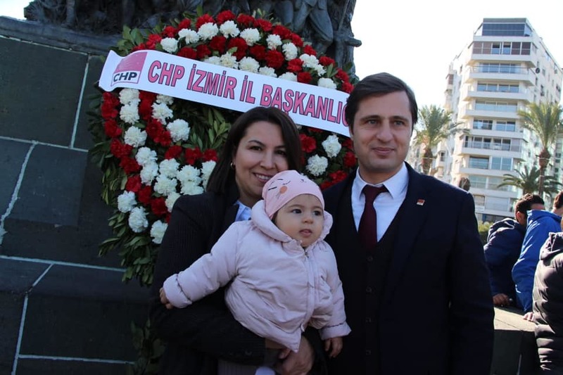 CHP İzmir İl Başkanı Deniz Yücel mazbatasını aldı
