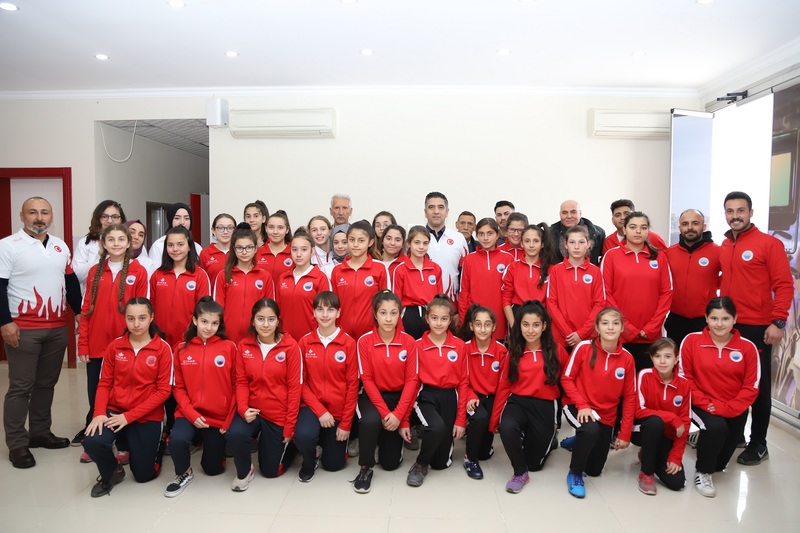 Başkan Kayalar, kadın sporcular ile bir araya geldi